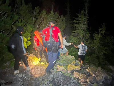 За вихідні гірські рятувальники п’ять разів допомагали туристам у Карпатах (ФОТО)