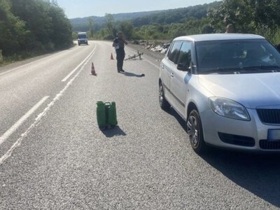 На Мукачівщині легковик збив 64-річного велосипедиста: чоловік помер у лікарні (ФОТО)