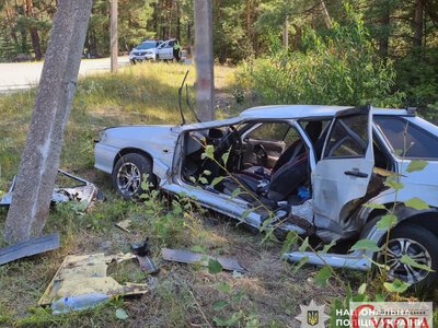 На Житомирщині 73‑річний водій не впорався з керуванням і врізався в електроопору на ВАЗ: травмовані двоє