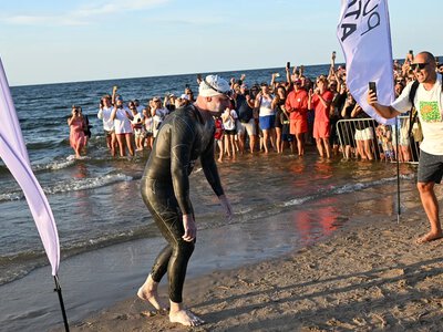 Поляк першим у світі переплив Балтійське море – плив беззупинно 55 годин (ВІДЕО)