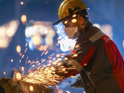Попри війну Метінвест переглядає зарплати працівників запорізьких підприємств