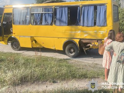 У Нетішині вантажівка зіткнулася з рейсовим автобусом: до лікарні доправили чотирьох пасажирів