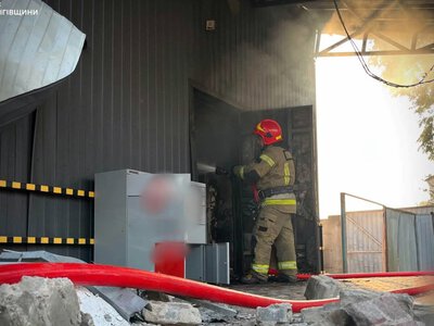 На Чернігівщині після ворожої атаки палали поштовий об’єкт і склад, травмовано чоловіка (Фото)