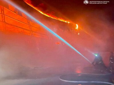 В передмісті Дніпра виникла масштабна пожежа через атаку російського дрона