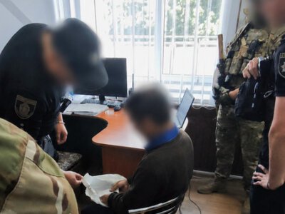 У Хмельницькому після спроби передати 1000 доларів офіцеру ВСП затримали військового, який був у СЗЧ