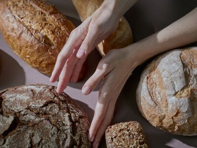 Чому домашній хліб швидко черствіє: кухарі назвали головну помилку