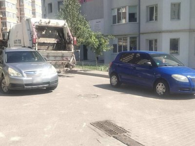 Через неправильно припарковані авто у Рівному затримується вивезення сміття