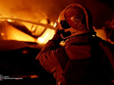 Російська атака на Дніпро: вночі спалахнула масштабна пожежа на складах із продуктами