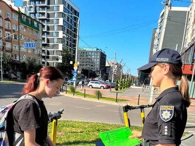 Безпека на велосипедах і самокатах: ювенальні поліцейські Прикарпаття провели уроки ПДР для дітей