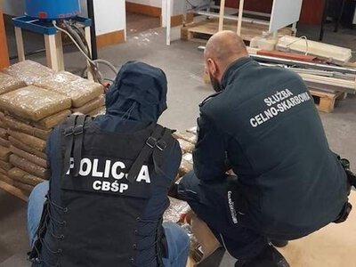 Прикордонника оштрафували через пропуск вантажівки з майже 300 кг гашишу