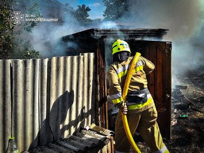 На Миколаївщині після атак та пожеж пошкоджено склади та житлові споруди