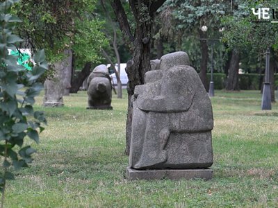 Кам’яні скульптури в центрі Чернігова: звідки вони взялися та що символізують (Відео)