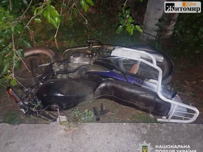 На Звягельщині 15-річний мотоцикліст врізався в паркан: хлопця госпіталізували