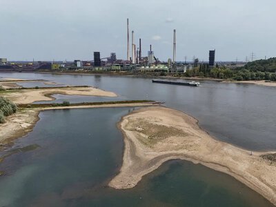 Рейн обмілів до найнижчого рівня з 1880 року: під загрозою торгівля, енергетика та робота АЕС у Європі