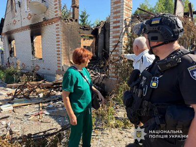 На Сумщині поліцейські «Білого янгола» евакуювали літнє подружжя, будинок якого знищили росіяни