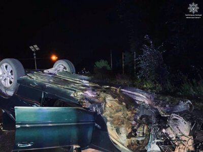 Поблизу Корця водій Mercedes врізався у відбійник і пошкодив дорожній знак