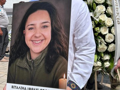 У Києві попрощалися з Віталіною Яровенко, яка загинула під час обстрілу 1 серпня (фоторепортаж)