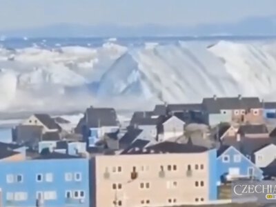 У Гренландії перекинувся гігантський айсберг — хвилі рушили на місто. Відео