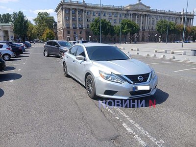 Біля мерії Миколаєва Ford, виїжджаючи заднім ходом з кишені для паркування, врізався в Nissan