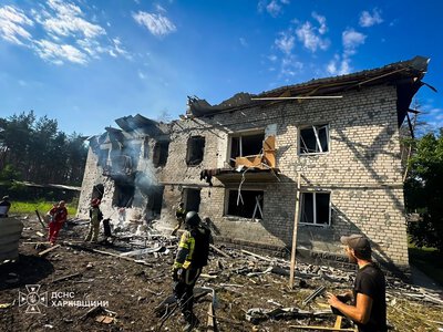 Росіяни атакували Балаклію: двоє людей постраждали, рятувальники врятували жінку (фото)