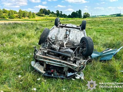 На Кореччині легковик злетів у кювет і перекинувся: керманич у реанімації