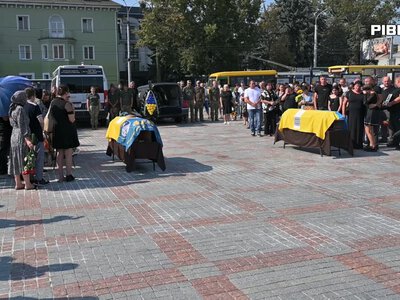  Один пішов за загиблого брата, інший — з перших днів повномасштабної: у Рівному провели в останню дорогу Героїв (ВІДЕО)