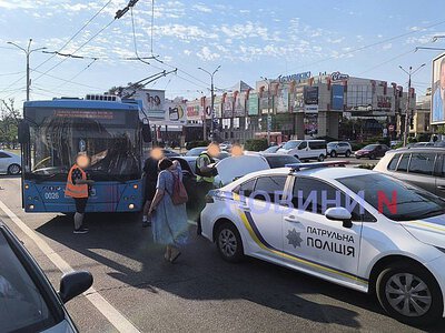 У центрі Миколаєва зіткнулися тролейбус та Volkswagen: рух утруднений