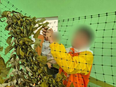  На окупованій Херсонщині дітей залучають до плетіння маскувальних сіток для військових РФ 