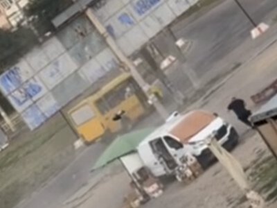Оприлюднено відео полювання і удару російського FPV-дрона по чоловіку на ринку в Херсоні