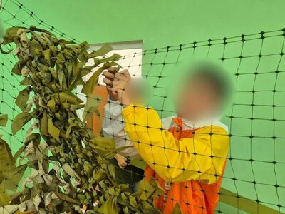 У Генічеську дітей залучають до плетіння маскувальних сіток для військових РФ