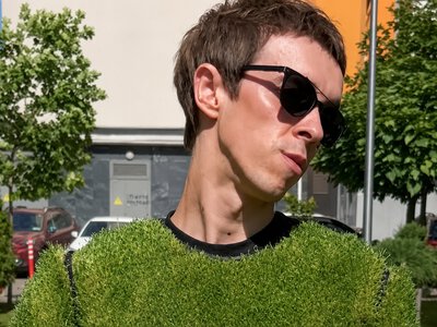 Живий еко-одяг проти спеки: киянин створив унікальну футболку з паростків чіа