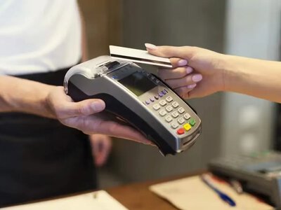 За перекази береться ШІ: 16 нових причин, через які банки тепер зупинятимуть платежі