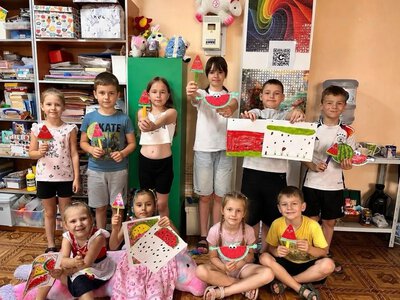 Діти переселенців у Миколаєві створили аплікації та їли херсонський кавун
