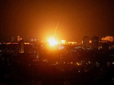 У Києві горять складські споруди після атаки балістики
