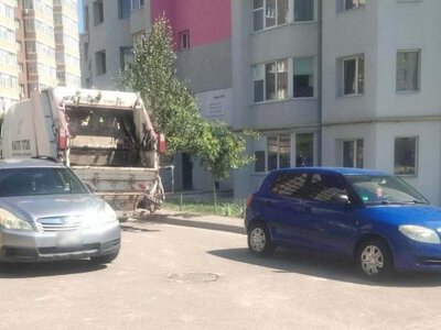 У Рівному неправильно припарковані автівки заважають сміттєвозам
