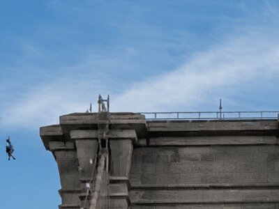 Шокуючий стрибок із Бруклінського мосту: чоловік вижив після падіння з 85 метрів