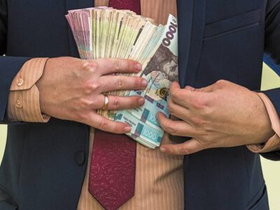 Чиновники зробили собі круті зарплати, через що постраждав бюджет громади