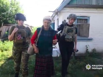 Будинок зруйнували ворожі КАБи: поліцейські евакуювали з прифронтової Новоіванівки літню жінку