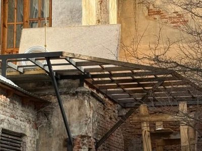 Суд зобов’язав власницю квартири демонтувати самовільний балкон на пам’ятці архітектури у центрі Львова