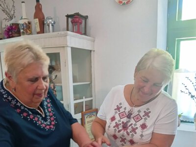Смак традицій в Угорниках: у народному музеї готували коржики з маком та медом