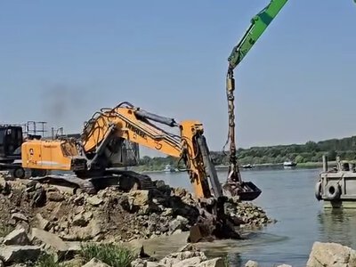 Сьогодні у Румунії на Дунаї затоплять чотири баржі, щоб урятувати роботу АЕС