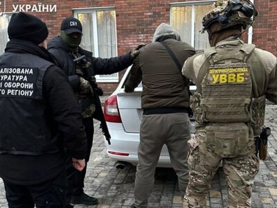 Збували наркотики серед цивільних та військових: на Дніпропетровщині судитимуть організовану групу