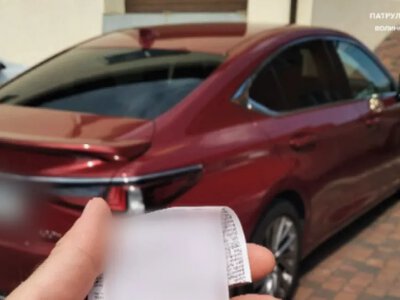 У Луцьку патрульні встановили і оштрафували водія Lexus, який поїхав на червоний сигнал світлофора