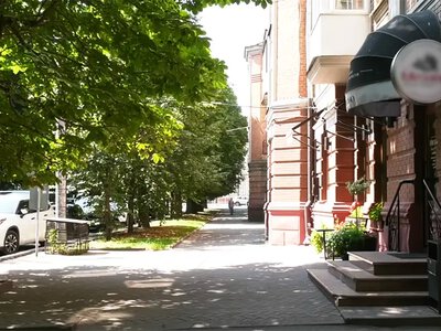 У центрі Хмельницького змінюють вивіски: наступною за дизайн-кодом впорядкують вулицю Грушевського