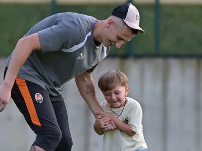 Доза милоти. Різник показав, як грає у футбол зі своїм маленьким сином і зачарував фанатів