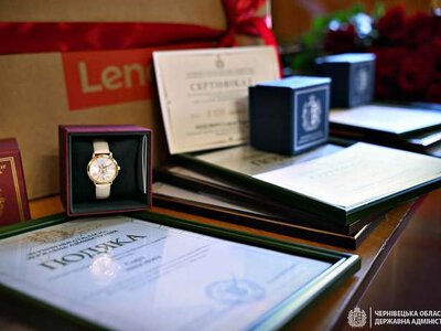 Сувенірні годинники та ноутбук від Руслана Осипенка: на Буковині відзначили випускників, які здобули 200 балів на НМТ
