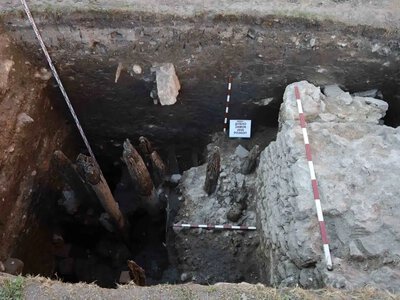Археологи знайшли рештки мосту, бруківку та давню кераміку у замку на Рівненщині