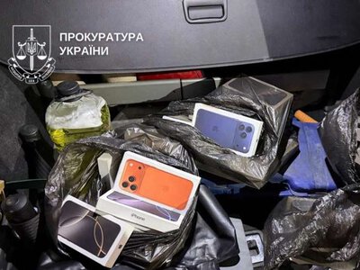 Експосадовця Чернівецької митниці обвинувачують у системних поборах за ввезення техніки