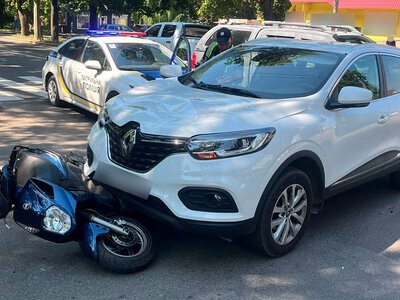 У Сумах зіткнулися Renault і мотоцикл: 62-річного водія госпіталізували
