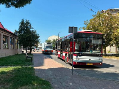 У Франківську на зупинках встановлюють нові лавки та урни
